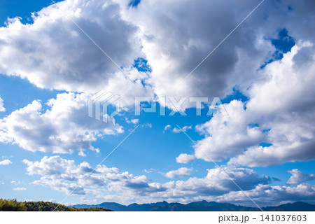 青空を流れる雲 青空を流れる雲 141037603