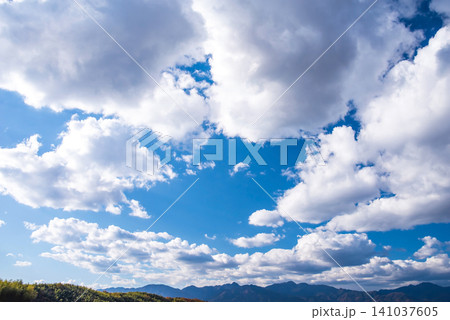 青空を流れる雲 青空を流れる雲 141037605