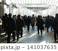 駅の外へ向かって歩く通勤中の人々 141037635