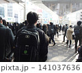 朝の通勤をする人達の後ろ姿 141037636