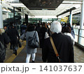 駅から職場へと歩く人々 141037637