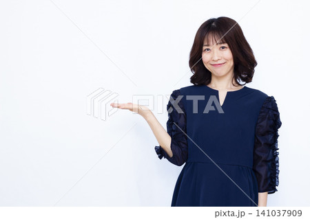 紹介をしている働く女性 紹介をしている働く女性 141037909