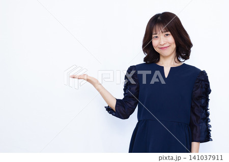 紹介をしている働く女性 紹介をしている働く女性 141037911