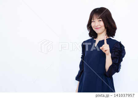 人差し指を立てる女性 人差し指を立てる女性 141037957