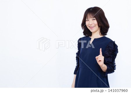 人差し指を立てる女性 人差し指を立てる女性 141037960