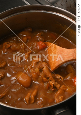 鍋に入った出来たてのカレールウ 鍋に入った出来たてのカレールウ 141038022