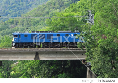 新緑が美しい初夏の伯備線を力走するEF64-1045号機_2026/6/19撮影 新緑が美しい初夏の伯備線を力走するEF64-1045号機_2026/6/19撮影 141038828