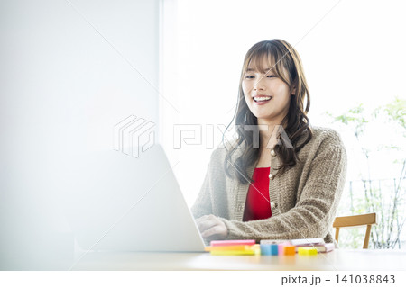 若い女性 テレワーク リモートワーク 若い女性 テレワーク リモートワーク 141038843