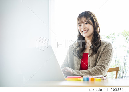 若い女性 テレワーク リモートワーク 若い女性 テレワーク リモートワーク 141038844