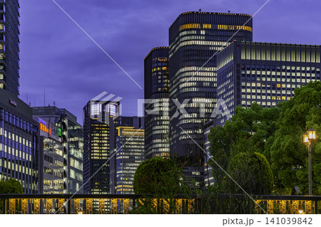大阪夜景 中之島 土佐堀川沿いのビル群 大阪府大阪市 大阪夜景 中之島 土佐堀川沿いのビル群 大阪府大阪市 141039842