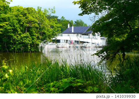 函館の大沼国定公園は、水面に浮かんでいるかのように点在する小島と橋の数々が素敵です。 函館の大沼国定公園は、水面に浮かんでいるかのように点在する小島と橋の数々が素敵です。 141039930