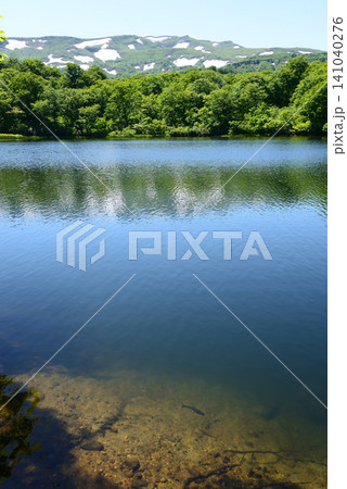 初夏の岩手県奥州市焼石岳 岩魚の泳ぐ中沼越しに焼石岳とその鏡像 初夏の岩手県奥州市焼石岳 岩魚の泳ぐ中沼越しに焼石岳とその鏡像 141040276