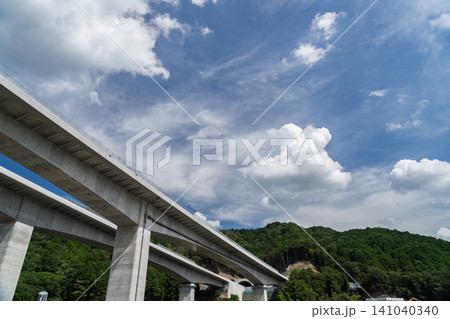 京都府宇治田原工区の新名神高速道路の建設現場 141040340