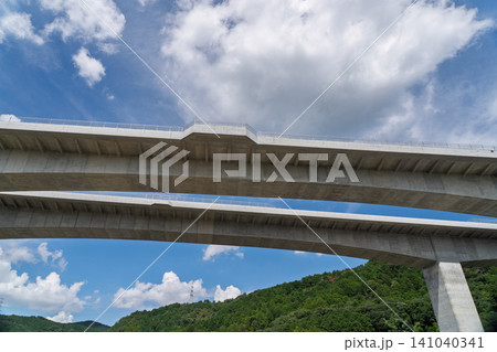 京都府宇治田原工区の新名神高速道路の建設現場 京都府宇治田原工区の新名神高速道路の建設現場 141040341