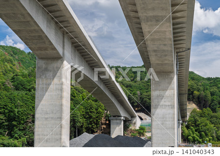 京都府宇治田原工区の新名神高速道路の建設現場 京都府宇治田原工区の新名神高速道路の建設現場 141040343