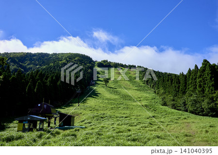 夏の登山シーズンを迎えた 日本二百名山 氷ノ山 の雄大な自然 夏の登山シーズンを迎えた 日本二百名山 氷ノ山 の雄大な自然 141040395