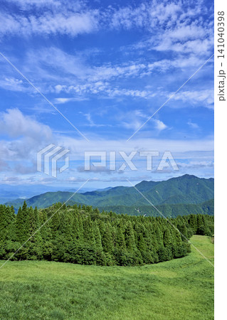 夏の登山シーズンを迎えた 日本二百名山 氷ノ山 の雄大な自然 夏の登山シーズンを迎えた 日本二百名山 氷ノ山 の雄大な自然 141040398