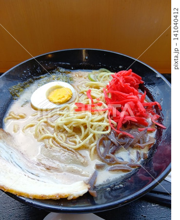 黒い器に盛られた濃厚な豚骨ラーメン 麺と具材のアップ 黒い器に盛られた濃厚な豚骨ラーメン 麺と具材のアップ 141040412