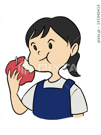 秋になり赤くておいしそうなりんごをかじる子ども 141040414