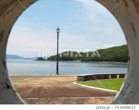 エコパーク水俣の海岸遊歩道と不知火海の風景 円窓からのぞく景色 エコパーク水俣の海岸遊歩道と不知火海の風景 円窓からのぞく景色 141040633