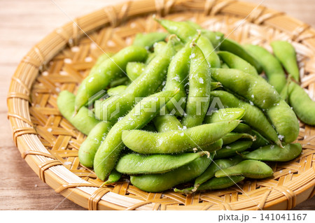 ザルに盛られた茹でたての枝豆 ザルに盛られた茹でたての枝豆 141041167