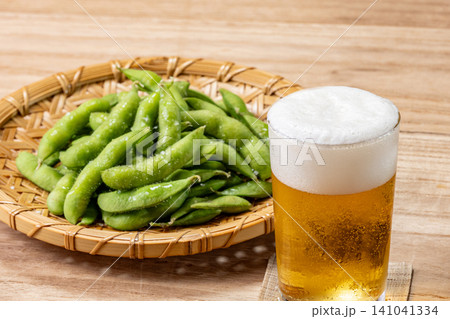 家で飲む冷えたビールと茹でたての枝豆 141041334