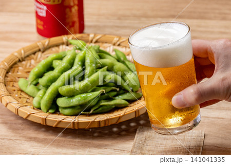 家で飲む冷えたビールと茹でたての枝豆 家で飲む冷えたビールと茹でたての枝豆 141041335