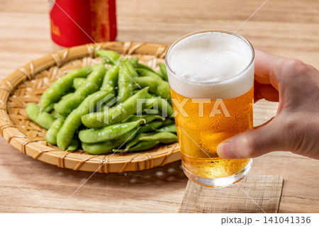 家で飲む冷えたビールと茹でたての枝豆 家で飲む冷えたビールと茹でたての枝豆 141041336