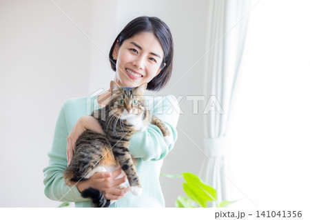 ペット　猫を抱く女性 141041356