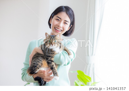 ペット 猫を抱く女性 ペット 猫を抱く女性 141041357