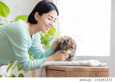 ペット 猫を抱く女性 ペット 猫を抱く女性 141041373