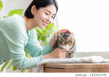 ペット 猫を抱く女性 ペット 猫を抱く女性 141041376