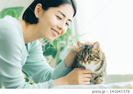 ペット　猫を抱く女性 141041378