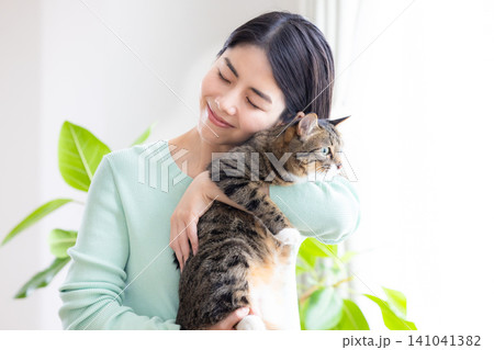 ペット 猫を抱く女性 ペット 猫を抱く女性 141041382