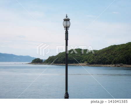 海と島影を背景に佇む一本の外灯 初夏の八代海とノスタルジックな景色 海と島影を背景に佇む一本の外灯 初夏の八代海とノスタルジックな景色 141041385