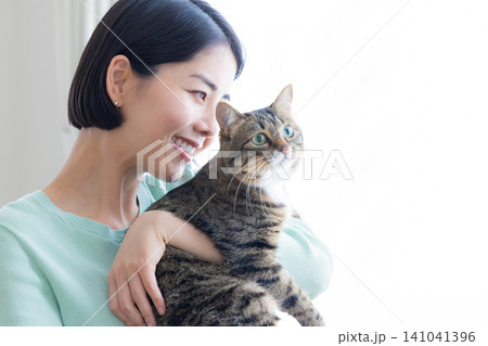 ペット 猫を抱く女性 ペット 猫を抱く女性 141041396