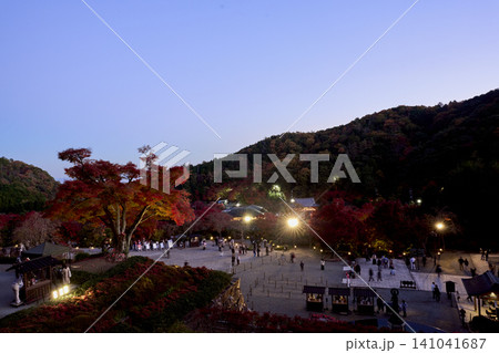 夕刻の秋晴れの空と美しい紅葉が広がる大阪・勝尾寺の秋景色 夕刻の秋晴れの空と美しい紅葉が広がる大阪・勝尾寺の秋景色 141041687