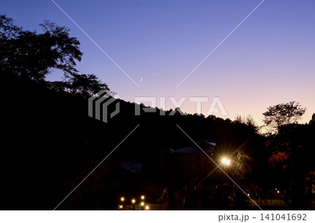 夕刻の秋晴れの空と美しい紅葉が広がる大阪・勝尾寺の秋景色 夕刻の秋晴れの空と美しい紅葉が広がる大阪・勝尾寺の秋景色 141041692