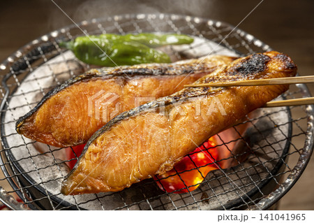鮭を炭火で焼く 鮭を炭火で焼く 141041965