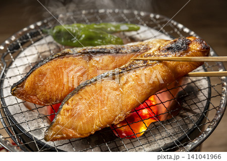 鮭を炭火で焼く 鮭を炭火で焼く 141041966