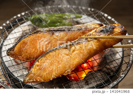 鮭を炭火で焼く 鮭を炭火で焼く 141041968