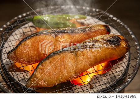 鮭を炭火で焼く 鮭を炭火で焼く 141041969