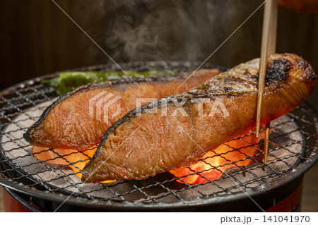 鮭を炭火で焼く 鮭を炭火で焼く 141041970