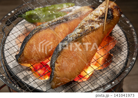 鮭を炭火で焼く 141041973