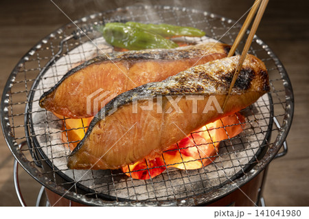 鮭を炭火で焼く 鮭を炭火で焼く 141041980