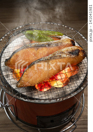 鮭を炭火で焼く 鮭を炭火で焼く 141041981