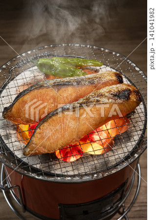 鮭を炭火で焼く 鮭を炭火で焼く 141041982