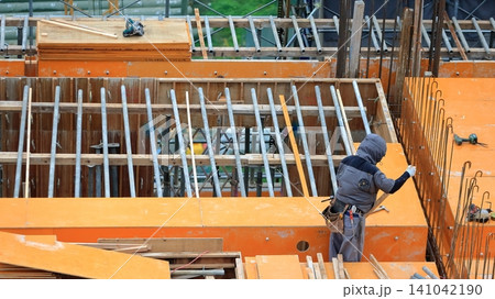 集合住宅の躯体工事(型枠工事のスラブ張り) イメージ 集合住宅の躯体工事(型枠工事のスラブ張り) イメージ 141042190