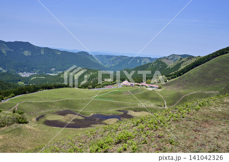 初夏の爽やかな風が吹く曽爾高原の青々とした草原風景 初夏の爽やかな風が吹く曽爾高原の青々とした草原風景 141042326