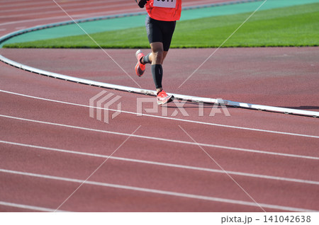陸上競技 トラックを駆ける 陸上競技 トラックを駆ける 141042638